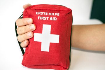 First aid kit with hand - english and german tittle