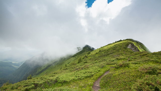 Cloudes overpassing mountain chain
