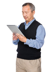 Old man learn to use tablet pc