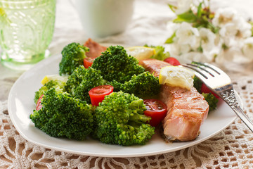 Salmon teriyaki with broccoli and tomatoes