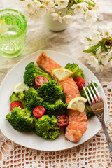 Salmon teriyaki with broccoli and tomatoes