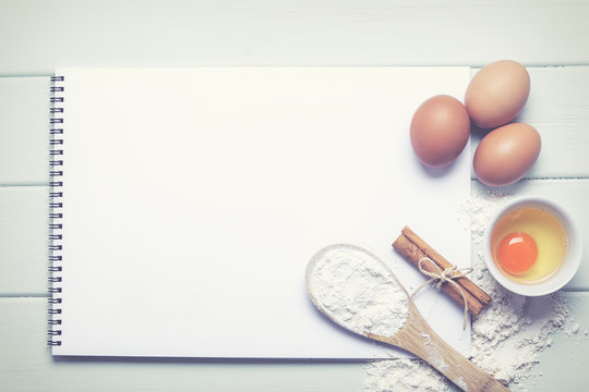 libro de recetas abierto con p&aacute;ginas en blanco