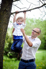 Obraz premium vater und sohn beim spielen