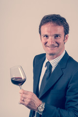 Sommelier degusta bicchiere di vino rosso