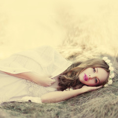 Naklejka premium girl in a dress lying on the sunny day