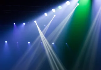 Foto op Plexiglas Licht en schaduw Podiumlichten op concert.