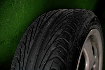 Sommerreifen mit grünem Hintergrund