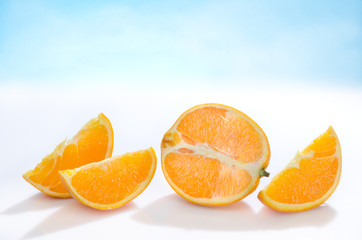 Orange Stück saftig und frisch für eine pause