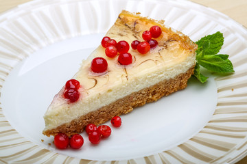 Cheesecake with berries and mint