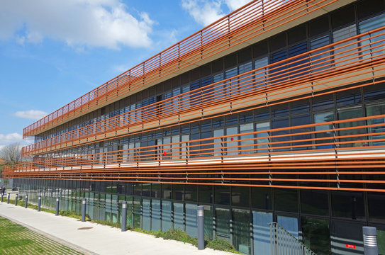Fa&ccedil;ade de b&acirc;timent en terre cuite