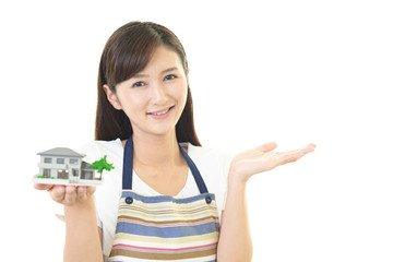 Obraz premium 住宅模型を持つ女性