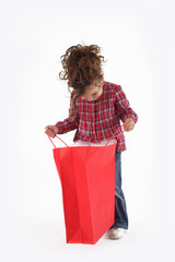 Milena guckt in die Tasche