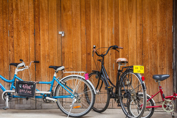 Fototapeta na wymiar vintage bicycle on vintage wooden house wall