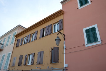 Obraz premium Provencalische Häuser in drei Farben