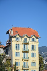 Vier Balkone an gelbem Haus