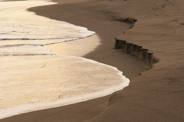 砂に寄せる波