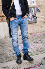 Uomo in jeans