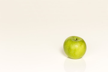 Ein Apfel auf weißem Grund