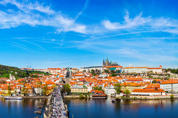 Obraz premium Charles bridge and Prague castle from Old town