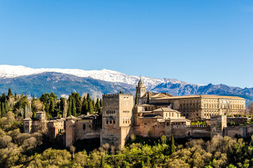 Alhambra in Granada vor schneebedeckter Sierra Nevada