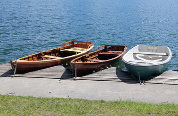Obraz premium three rowboats moored on the shore of Lake