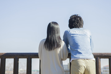 公園で散歩するカップル