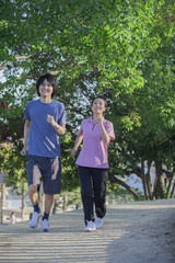 運動をするカップル