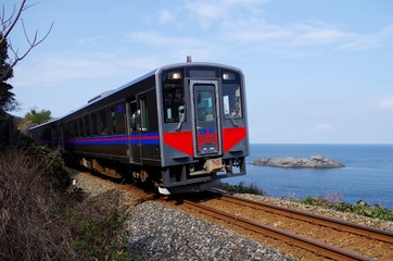 Fototapeta premium 海沿いを走るアクアライナー