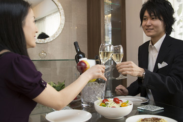 ディナーを楽しむカップル