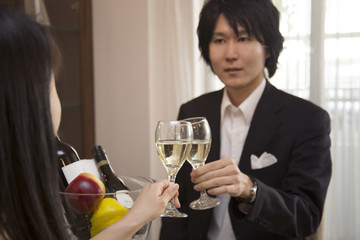 ディナーを楽しむカップル