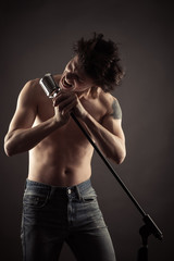 Obraz premium emotional singer singing into retro microphone