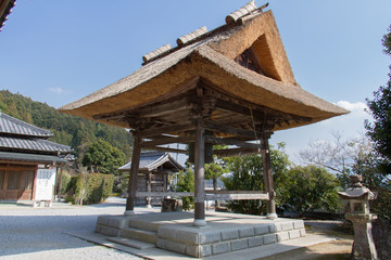 第４２番札所　仏木寺　茅葺屋根の鐘楼堂