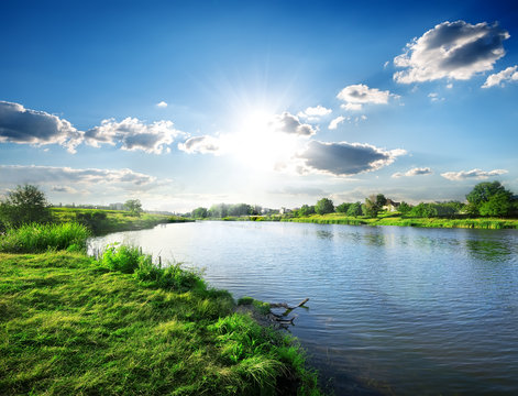 Fototapeta Sun over river