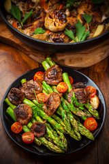 Green asparagus salad with roasted mushrooms