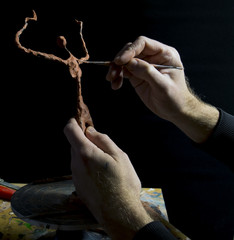 Main d'homme modelant sculpture