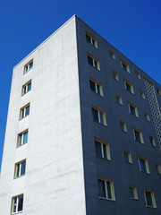 graues wohnhochhaus berlin