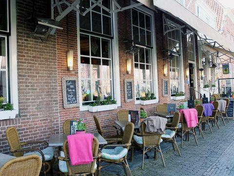 Terrasse ext&eacute;rieure d'un caf&eacute;- restaurant.