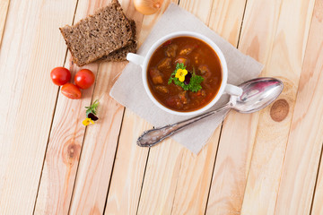 hintergrund - gulaschsuppe mit vollkornbrot