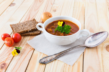 gulaschsuppe mit  vollkornbrot