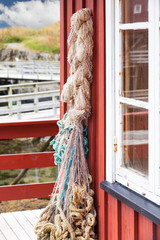 Fischerdorf, Lofoten, Seile an Hauswand