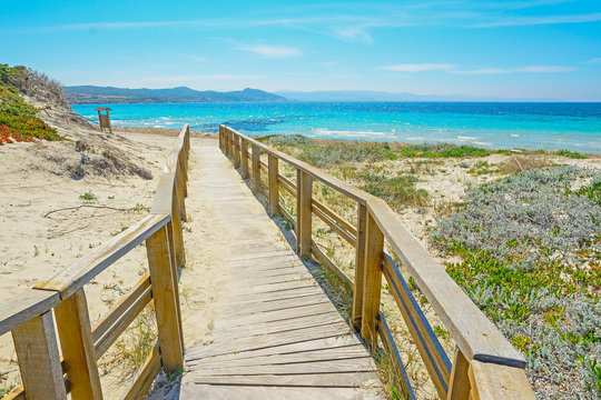 wooden boardwalk to the beach in Capo Testa © Gabriele Maltinti