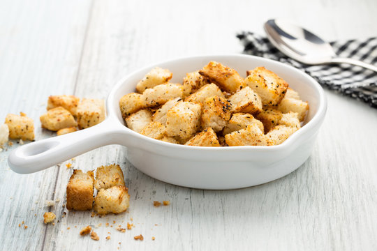 Cro&ucirc;tons mit Kr&auml;uter - croutons with herbs
