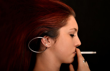 Obraz premium woman smoking a cigarette