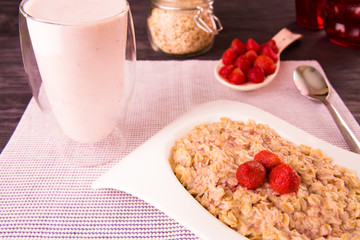 Овсяная каша с клубникой