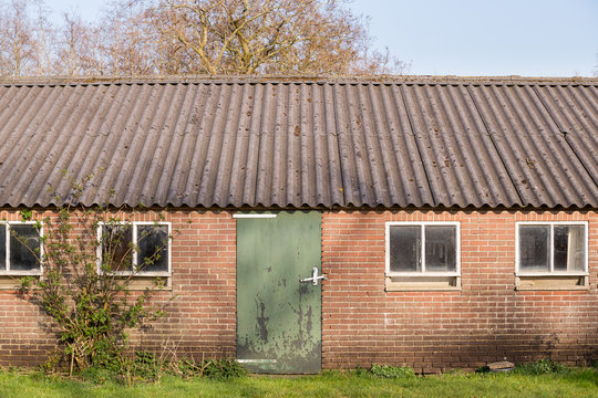 Asbest dakplaten op een oude stal