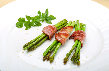 Grilled asparagus with bacon