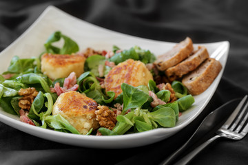 salade de chèvre chaud sur assiette blanche 2