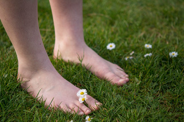 Barfuss über eine Wiese, vorbeugen durch Lebensfreu