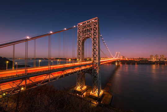Fototapeta The George Washington Bridge spanning the Hudson River at twilig