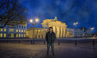 Attraktiver Mann vor Brandenburger Tor 